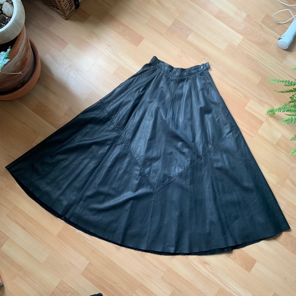Elegant Y2K Danier high waisted Black Leather half circle maxi Skirt size 8 - Picture 3 of 6